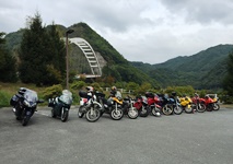 仲間とツーリング 高橋ともみ